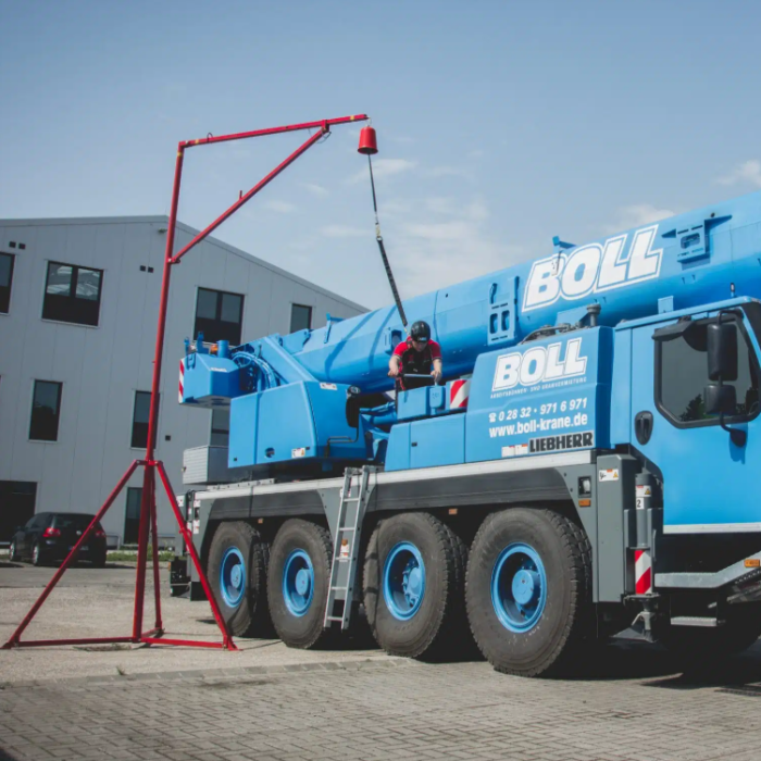Davit Arm Tripod verankerd op een betonnen ondergrond als veilig ankerpunt voor werkzaamheden op hoogte